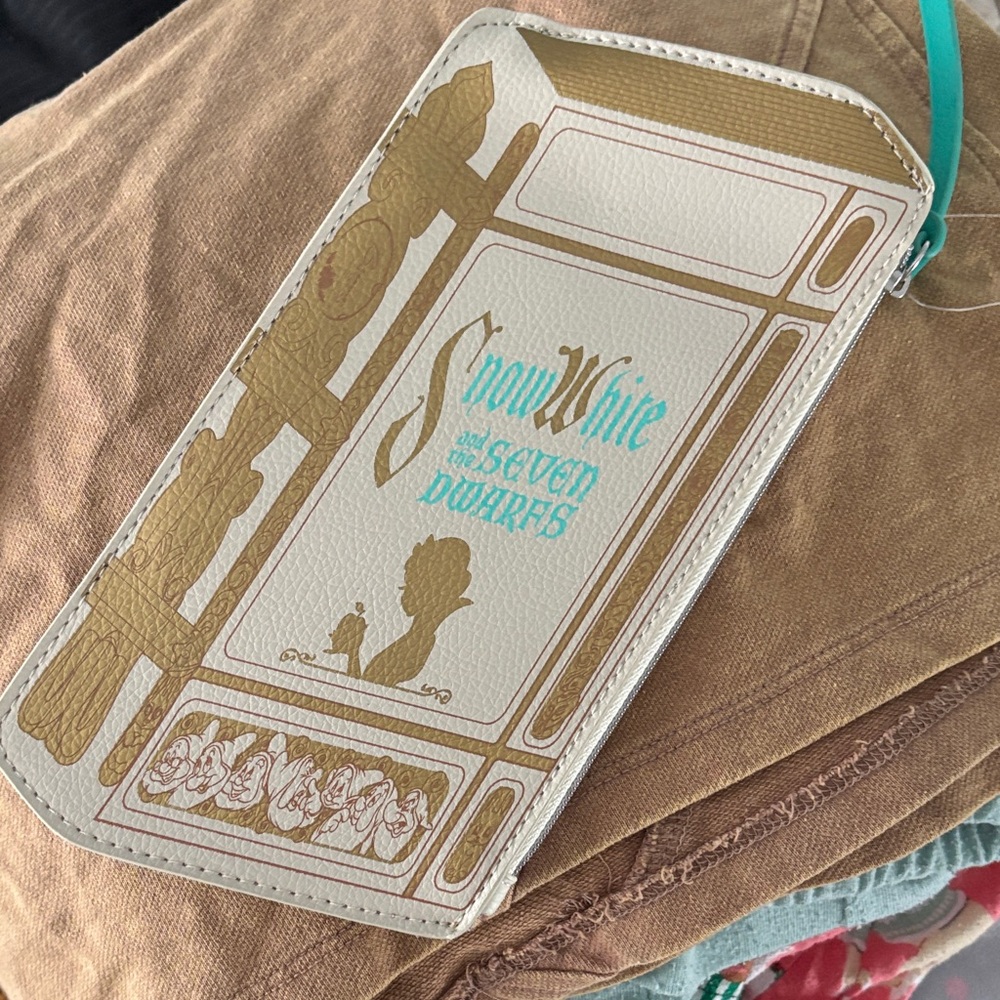 Snow White and the Seven Dwarfs Clutch